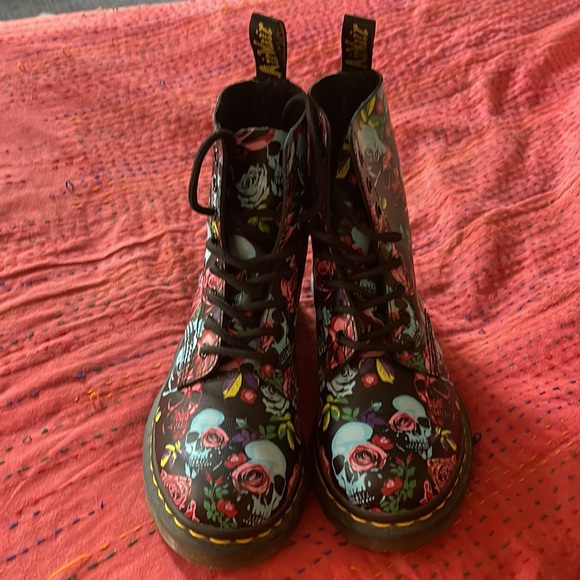 Pascal Skull and roses Dr. Marten women’s size 6 worn once. - Picture 5 of 5